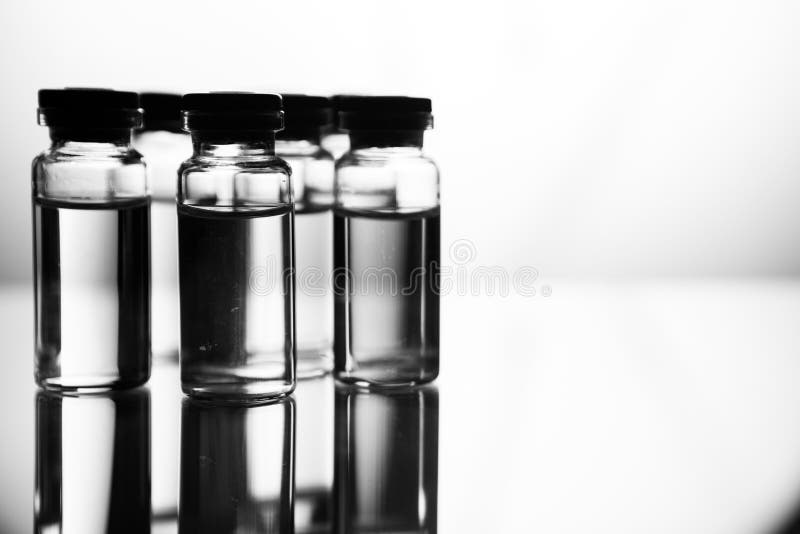 Grupo de ampolas com uma medicina transparente no laborat médico fotografia de stock royalty free