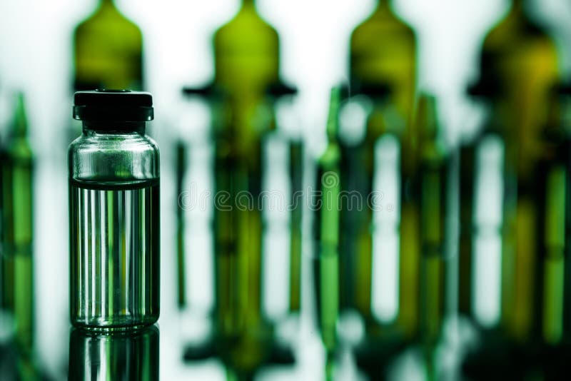 Grupo de ampolas com uma medicina transparente no laborat médico imagem de stock