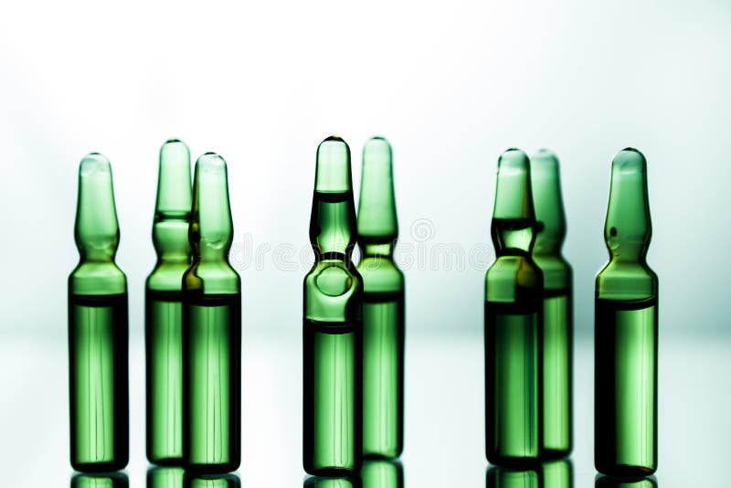 Grupo de ampolas com uma medicina transparente no laborat médico foto de stock