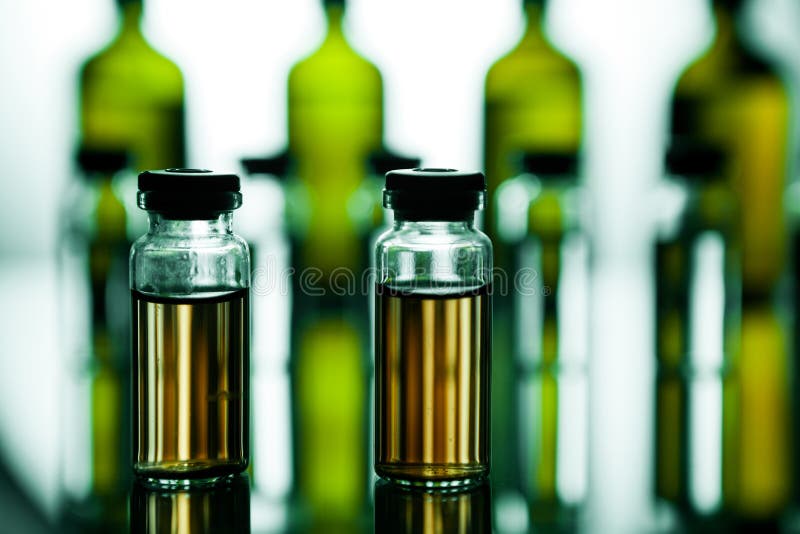 Grupo de ampolas com uma medicina transparente no laborat médico fotos de stock royalty free