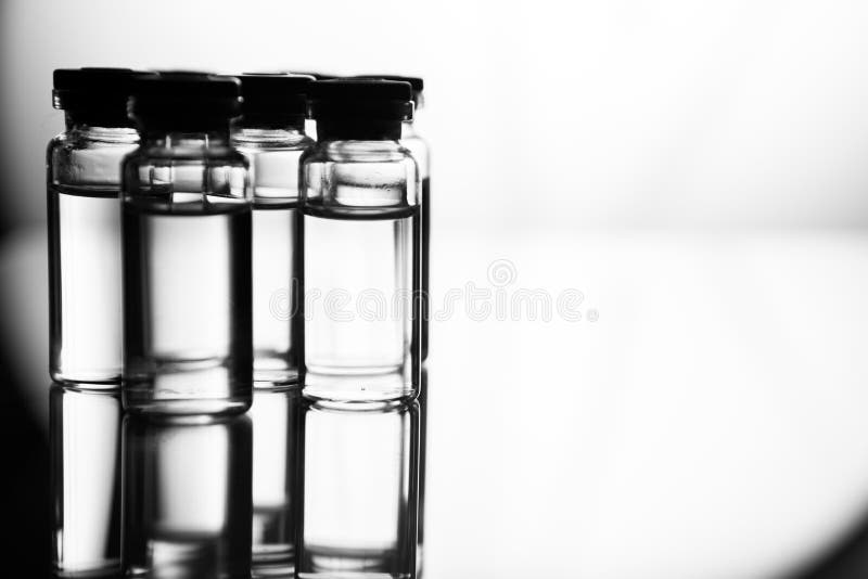 Grupo de ampolas com uma medicina transparente no laborat médico fotografia de stock