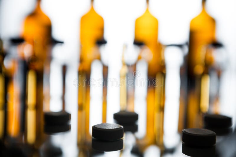 Grupo de ampolas com uma medicina transparente no laborat médico imagem de stock
