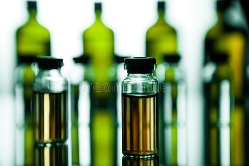 Grupo de ampolas com uma medicina transparente no laboratório médico fotografia de stock royalty free