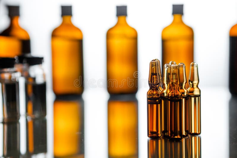 Grupo de ampolas com uma medicina transparente no laboratório médico foto de stock royalty free
