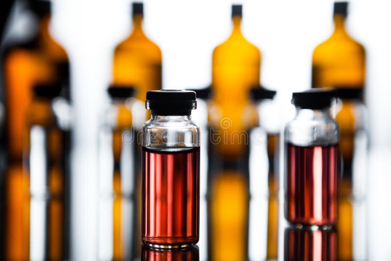 Grupo de ampolas com uma medicina transparente no laboratório médico fotografia de stock royalty free