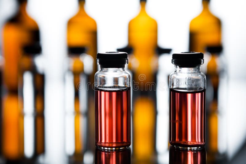 Grupo de ampolas com uma medicina transparente no laboratório médico foto de stock