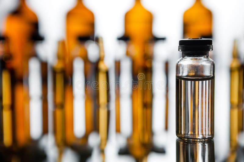 Grupo de ampolas com uma medicina transparente no laboratório médico fotografia de stock