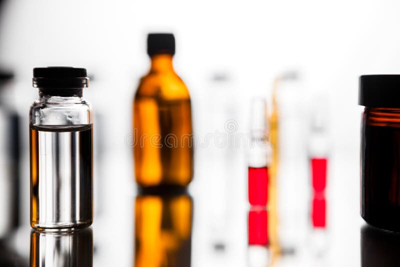 Grupo de ampolas com uma medicina transparente no laboratório médico fotos de stock royalty free