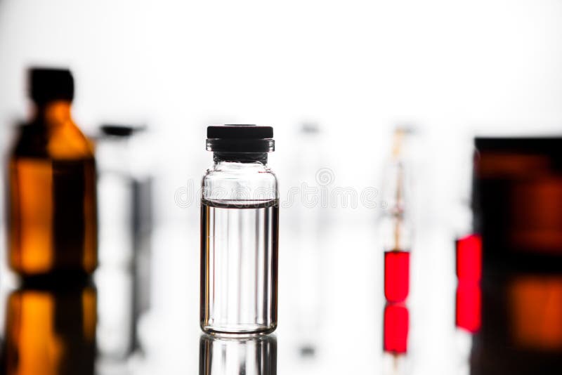 Grupo de ampolas com uma medicina transparente no laboratório médico fotos de stock royalty free