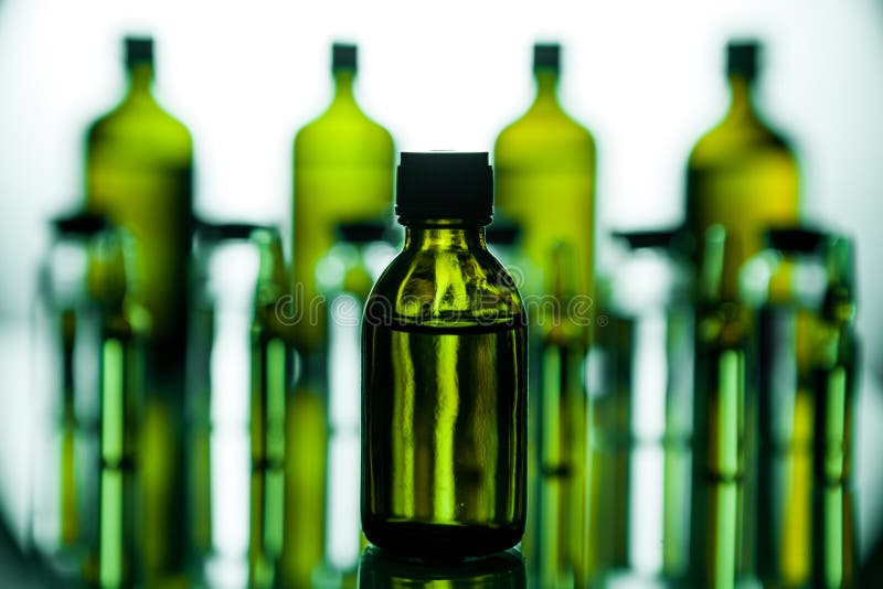 Grupo de ampolas com uma medicina transparente no laboratório médico foto de stock