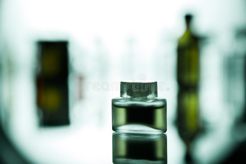 Grupo de ampolas com uma medicina transparente no laboratório médico fotografia de stock