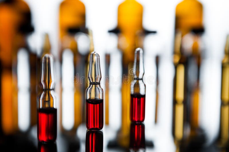 Grupo de ampolas com uma medicina transparente no laboratório médico foto de stock