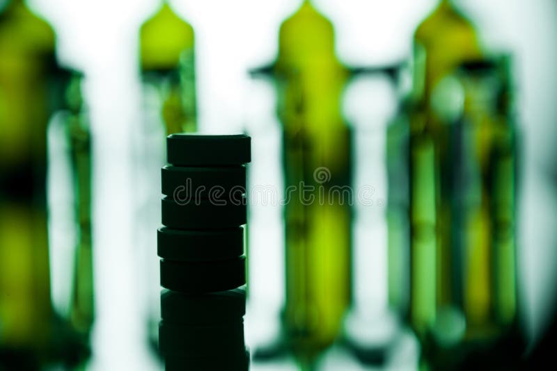 Grupo de ampolas com uma medicina transparente no laboratório médico fotografia de stock royalty free
