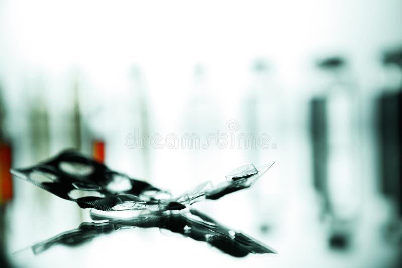 Grupo de ampolas com uma medicina transparente no laboratório médico imagem de stock royalty free