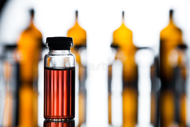 Grupo de ampolas com uma medicina transparente no laboratório médico imagem de stock