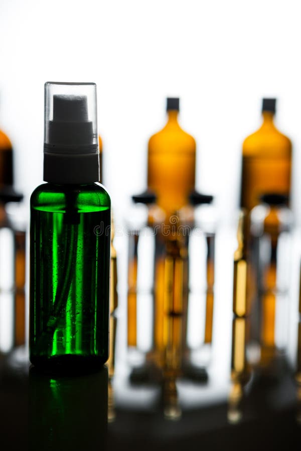 Grupo de ampolas com uma medicina transparente no laboratório médico fotografia de stock