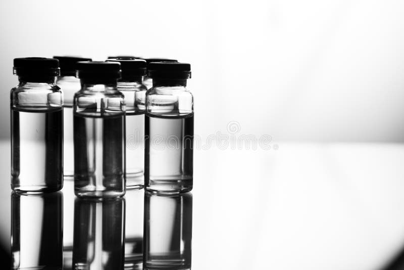 Grupo de ampolas com uma medicina transparente no laboratório médico imagem de stock royalty free