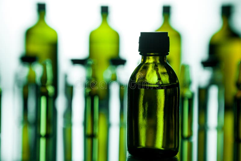 Grupo de ampolas com uma medicina transparente no laboratório médico fotos de stock