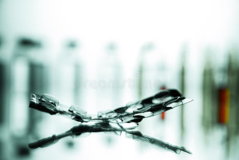 Grupo de ampolas com uma medicina transparente no laboratório médico imagens de stock