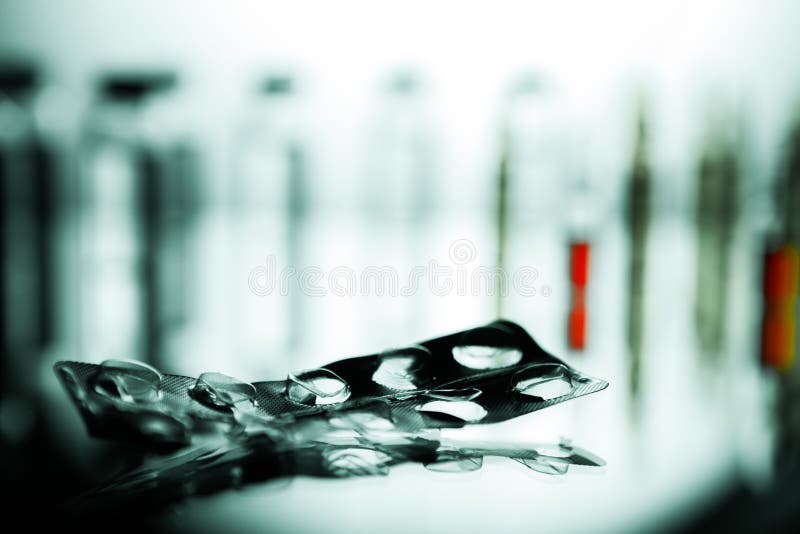 Grupo de ampolas com uma medicina transparente no laboratório médico fotos de stock royalty free