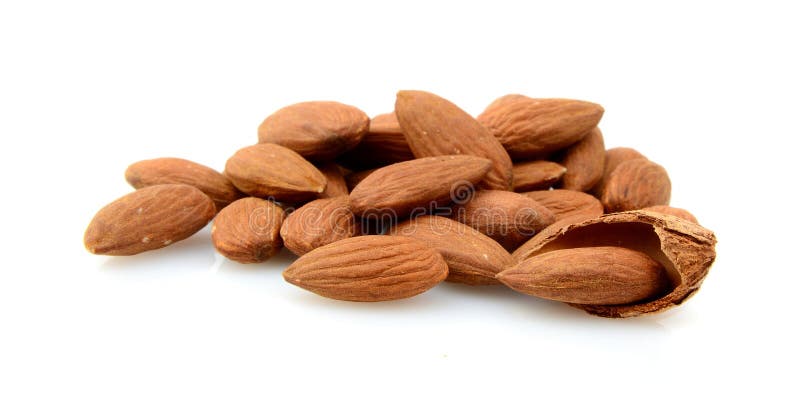 Grupo de amêndoas marrons isoladas no branco fotografia de stock