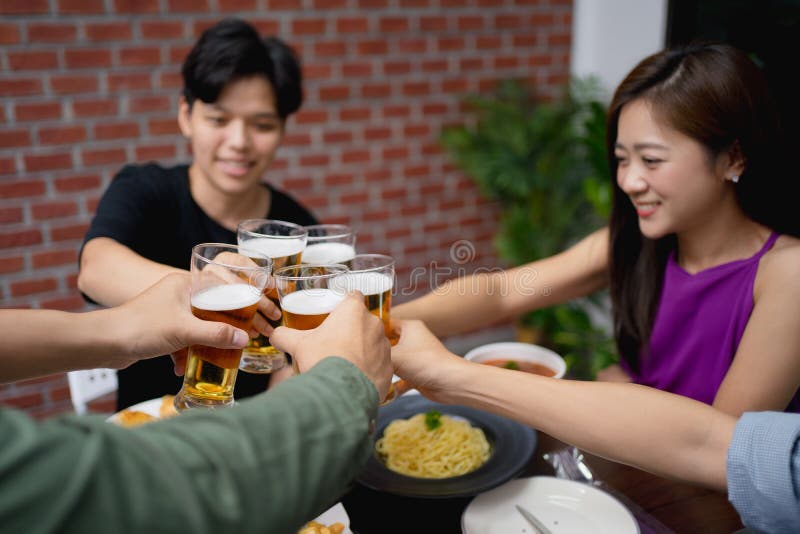 Persona Cumbre predicción Grupo De Asiáticos Sonrieron En La Celebración Del Festival. Se Aferran a  Los Vasos De Cerveza Y Comen Imagen de archivo - Imagen de beber, celebre:  202347027