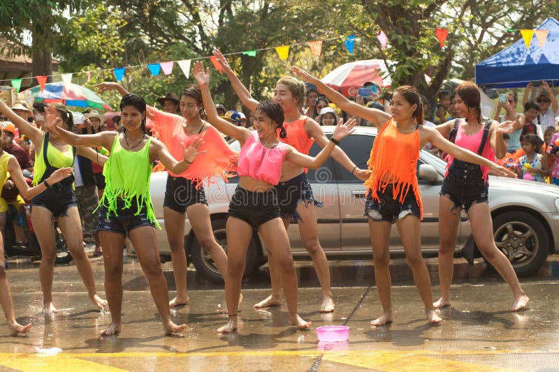 Grupo de bailarín juguetónamente y de baile que salpica el agua en una calle imagen de archivo Grupo de bailarín juguetónamente y de baile que salpica el agua en una calle imagen de archivo