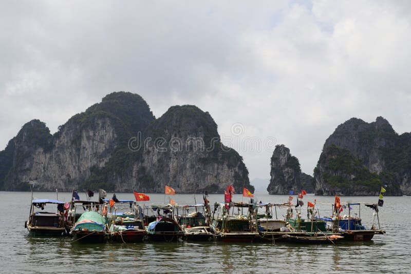 Grupo de barcos del pescador con las banderas vietnamitas imagenes de archivo Grupo de barcos del pescador con las banderas vietnamitas imagenes de archivo