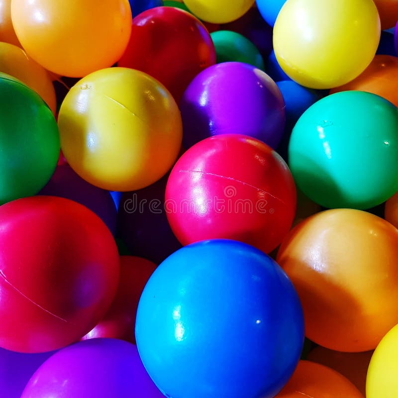 Grupo De Bolas Coloridas Para a Criança Foto de Stock - Imagem de alegre,  playground: 153553718