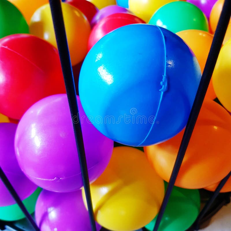 Bolas Coloridas Para O Jogo De Crianças No Campo De Jogos Foto de