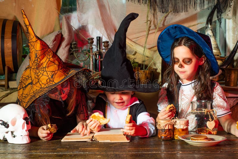 Feliz dia das bruxas. crianças pequenas engraçadas na fantasia de drácula  com cesta de abóbora para doces ou travessuras em fundo branco.