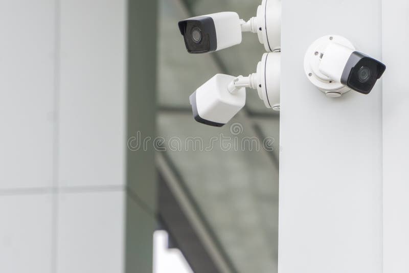 Cámara de seguridad o vigilancia para exteriores instalada en la pared  exterior de un edificio. concepto de seguridad, vigilancia remota,  vigilancia.