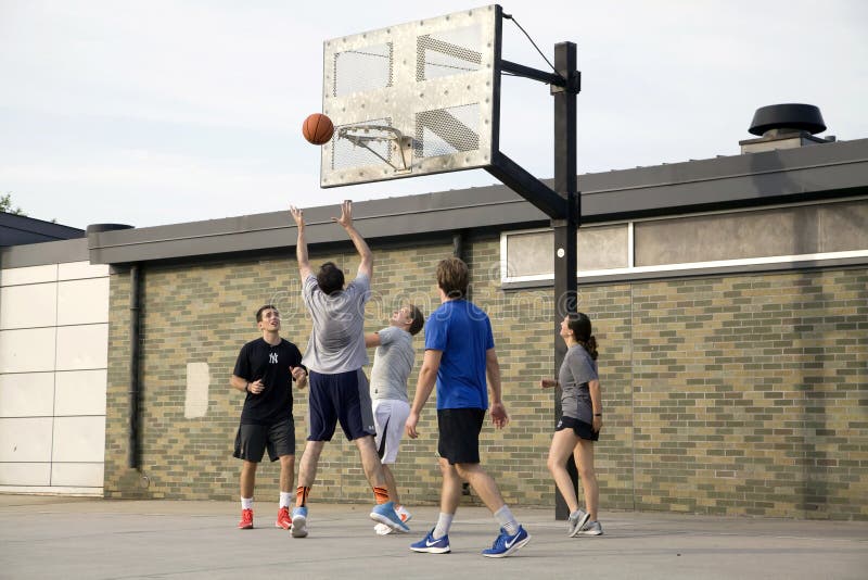 Grupo De Caucasianos Joga Um Jogo Amigável De Basquete Bronx NY Imagem  Editorial - Imagem de ocasional, lifestyle: 170664770