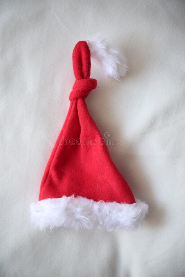 Grupo de chapéus vermelhos de Santa Claus isolados no fundo branco foto de stock Grupo de chapéus vermelhos de Santa Claus isolados no fundo branco foto de stock