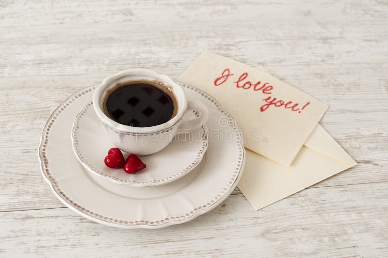 Grupo de chá branco da porcelana com xícara de café e corações foto de stock Grupo de chá branco da porcelana com xícara de café e corações foto de stock