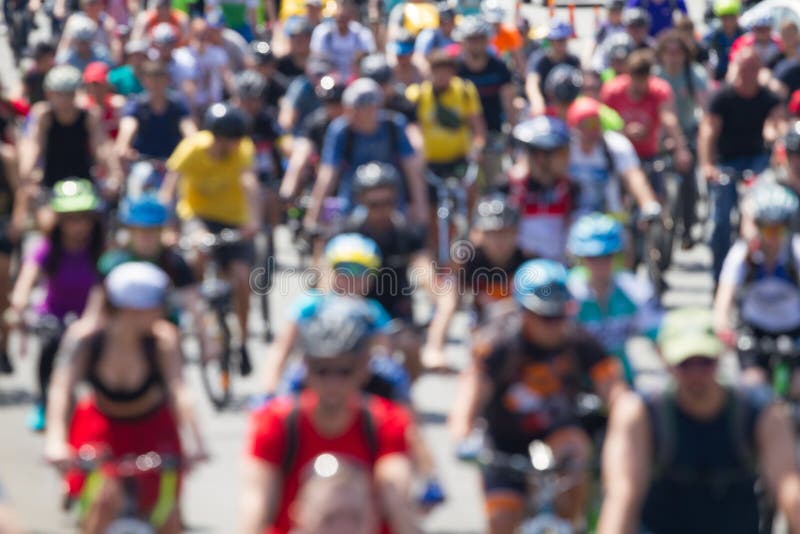 Grupo de ciclistas que montan el camino imagen de archivo libre de regalías Grupo de ciclistas que montan el camino imagen de archivo libre de regalías