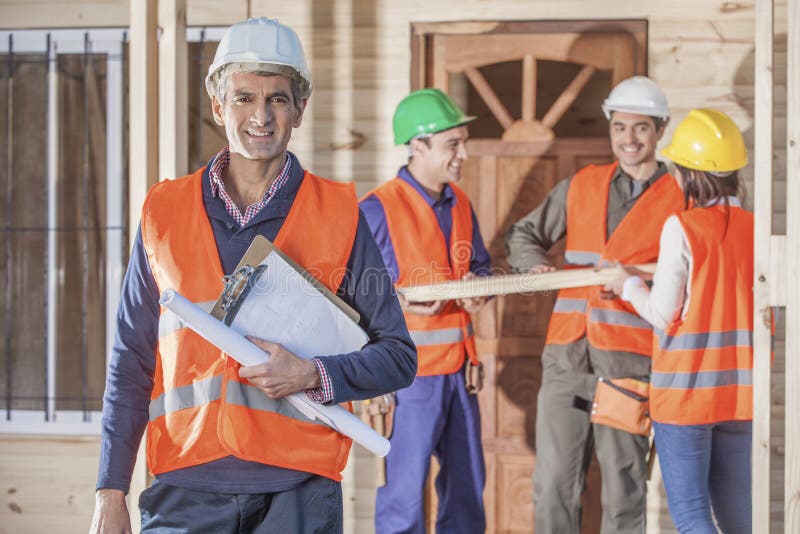 Família Americana Feliz Que Joga Com Construtor Em Casa Mãe E Pai Que  Ajudam a Construir a Construção Com Tijolos Imagem de Stock - Imagem de  menino, lazer: 132681749