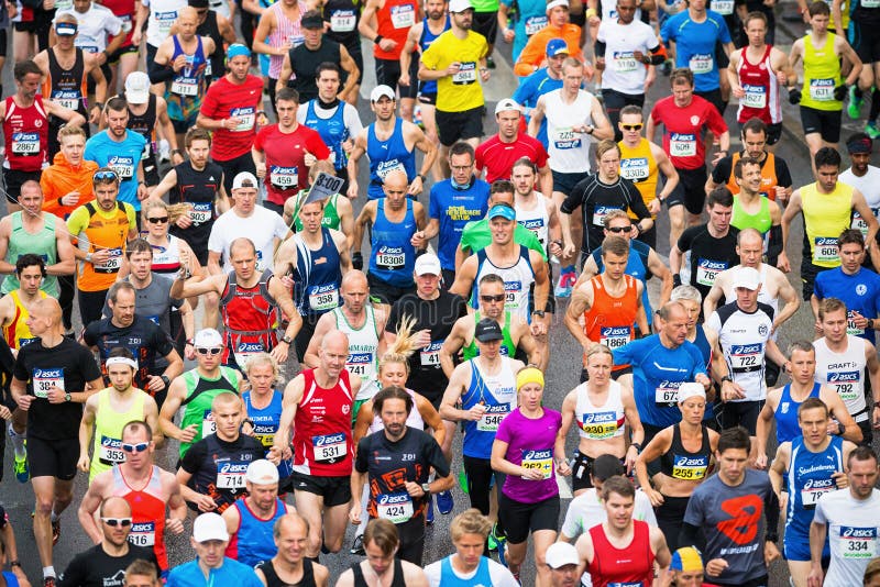 Grupo De Corredores Después Del Comienzo Del Maratón De ASICS Estocolmo  Foto de archivo editorial - Imagen de asics, comienzo: 41171233