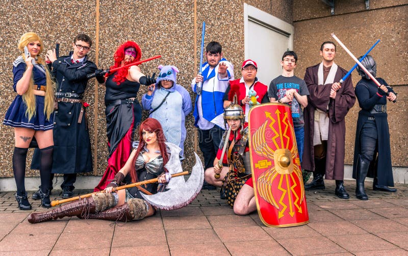 Grupo Dos Cosplayers Masculinos Que Oferecem Abraços Livres Imagem de Stock  Editorial - Imagem de inglaterra, forma: 81315869