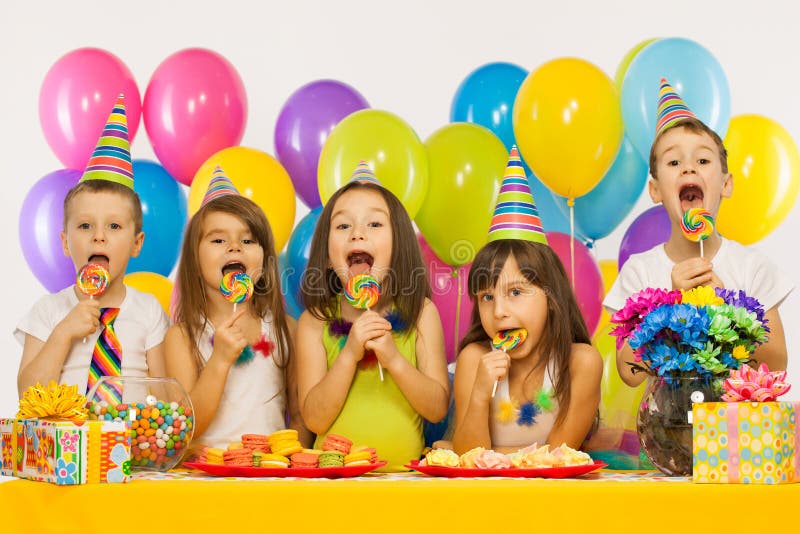 Grupo De Crianças Pequenas Têm Festa De Aniversário, Usar Chapéus