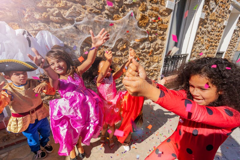 Família Jovem E Feliz, a Fantasia De Halloween Esculpindo Abóboras Juntas  No Quintal Foto de Stock - Imagem de junto, feliz: 231540666