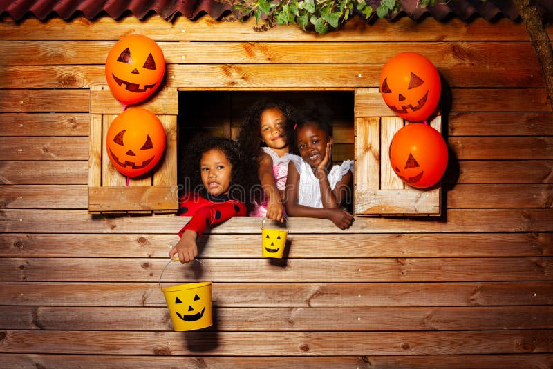 Família Jovem E Feliz, a Fantasia De Halloween Esculpindo Abóboras Juntas  No Quintal Foto de Stock - Imagem de paternidade, outono: 231540566