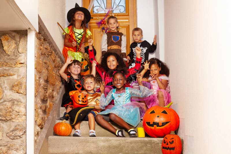 Família Jovem E Feliz, a Fantasia De Halloween Esculpindo Abóboras Juntas  No Quintal Foto de Stock - Imagem de paternidade, outono: 231540566