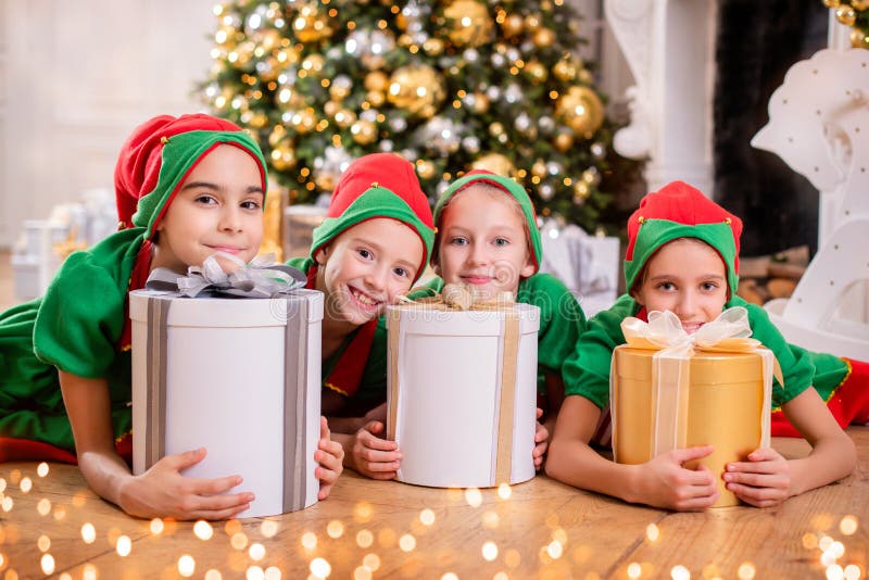 Grupo de crianças com fantasia de natal