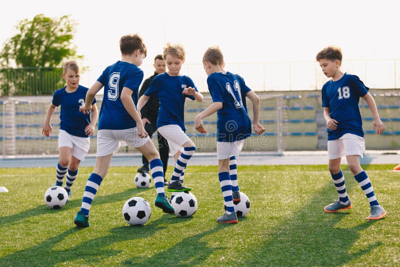 Grupo De Jogadores De Futebol Correndo E Dando Pontapés No Jogo Da Liga.  Jogadores De Futebol Adultos Competem No Futebol Foto de Stock - Imagem de  jogador, duelo: 217889788