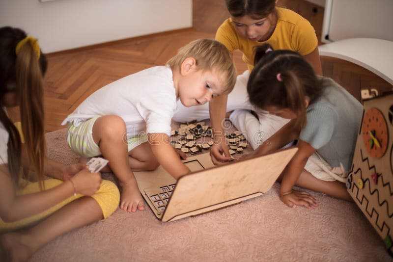 Criança Jogando Jogo Interativo Projetado Para a Parede. Conceito De Jogos  De Bola Foto de Stock - Imagem de equipe, passatempo: 193802474