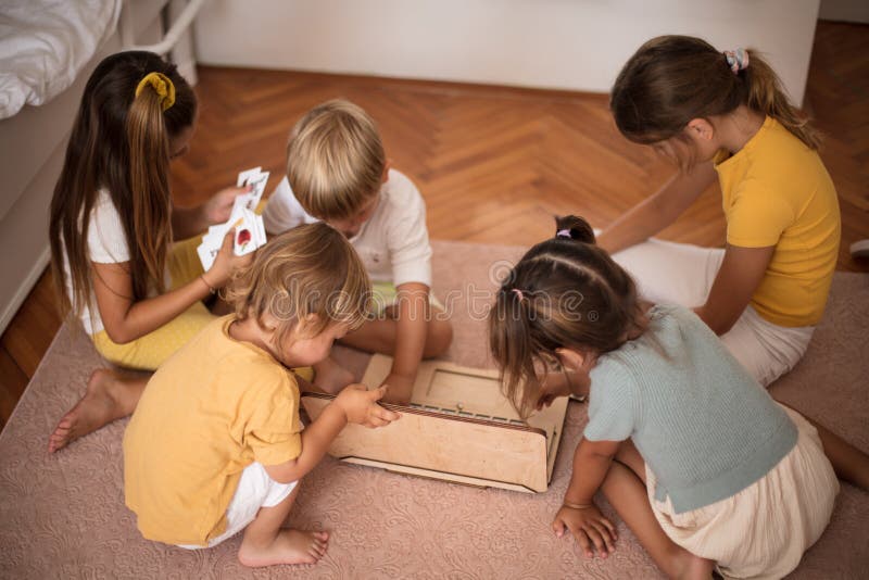 Criança Jogando Jogo Interativo Projetado Para a Parede. Conceito De Jogos  De Bola Foto de Stock - Imagem de equipe, passatempo: 193802474