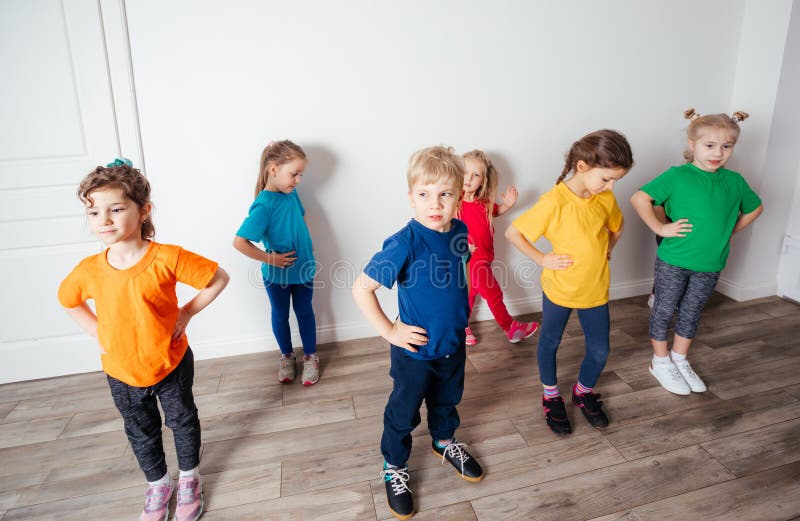 Crianças Felizes Jogando Bolas No Cesto De Plástico Imagem de Stock -  Imagem de infância, vermelho: 222205903