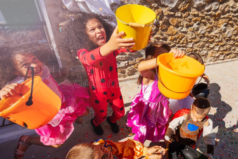 Família Jovem E Feliz, a Fantasia De Halloween Esculpindo Abóboras Juntas  No Quintal Foto de Stock - Imagem de paternidade, outono: 231540566