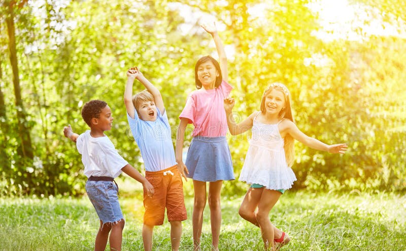 Grupo de crianças a animar e a dançar no verão foto de stock